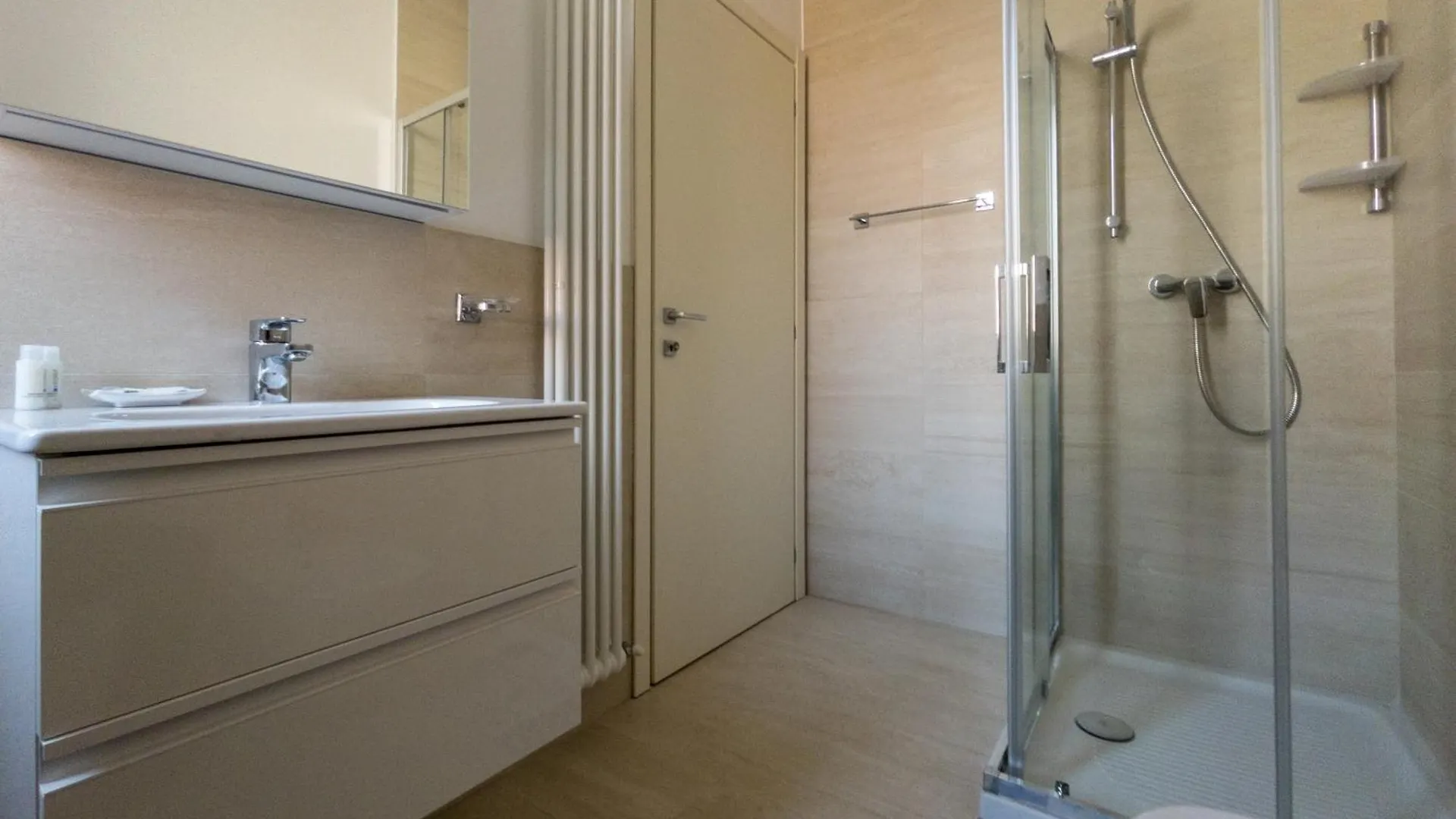 Affittacamere Rrrapido Holy Suites And Rooms - Via Sardegna Milano Italia